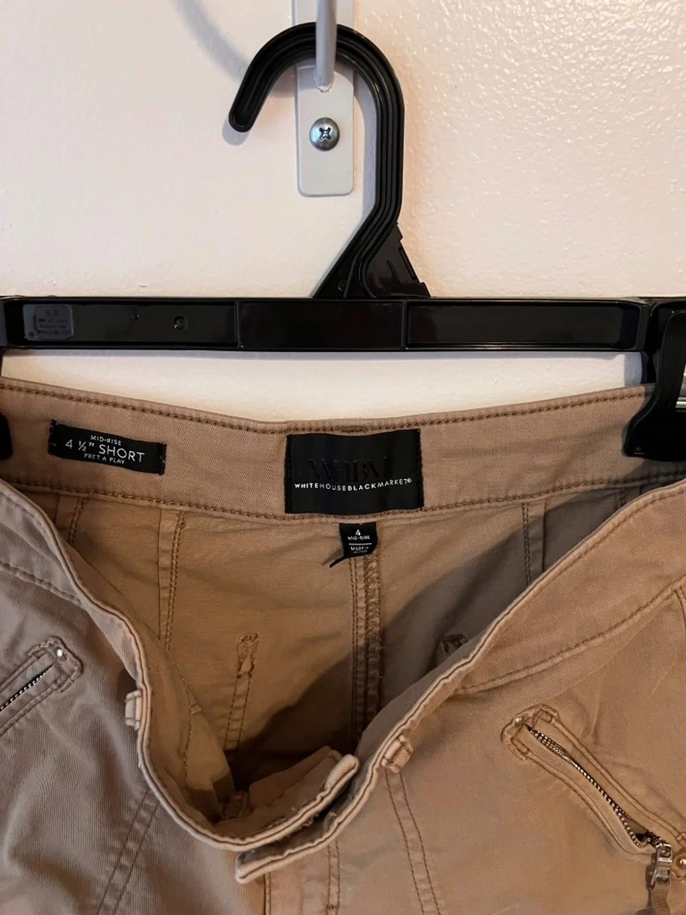 White House Black Market 4 ½” Mid Rise Khaki Shorts | Size 4